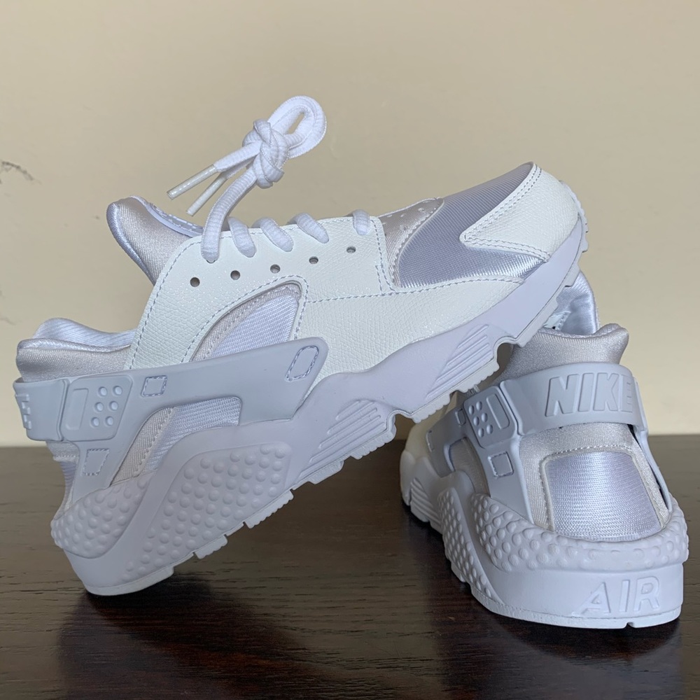 Nike Women’s Air Huarache Run - Picture 1 of 8